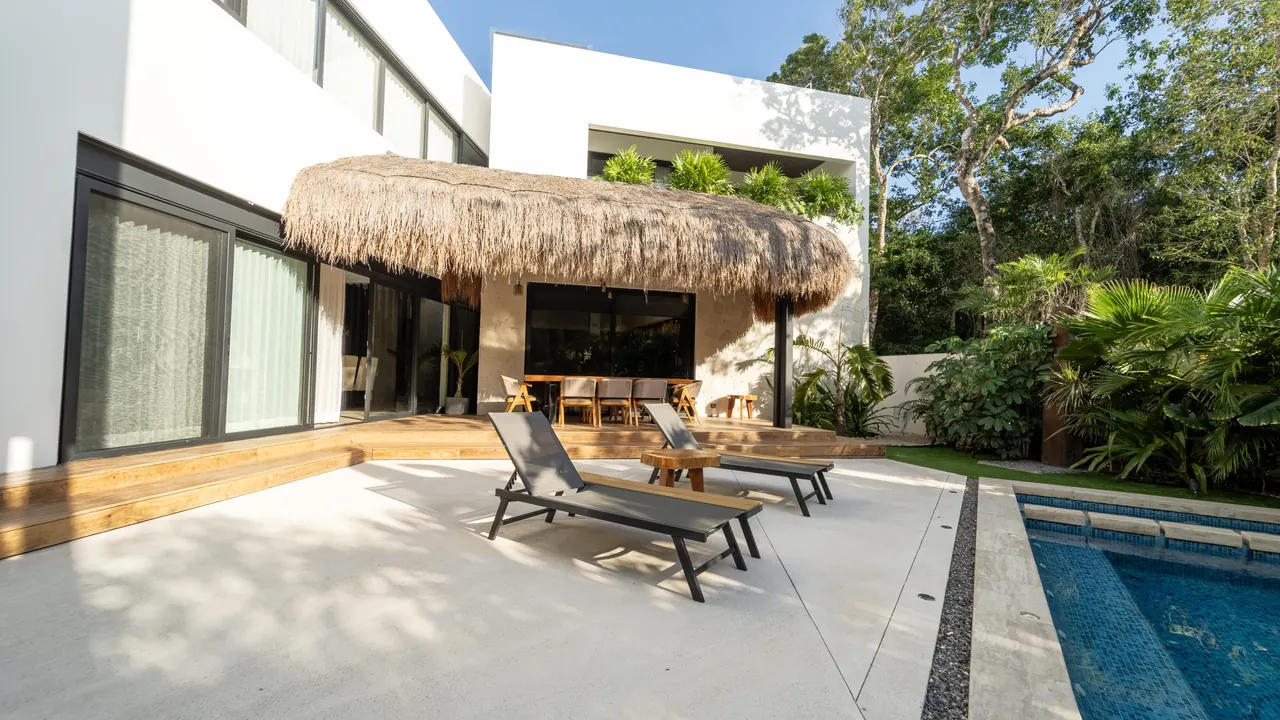 Villa Riviera by Aliada: two-storey villa with palapa terrace and private pool in Country Club, Riviera Maya
