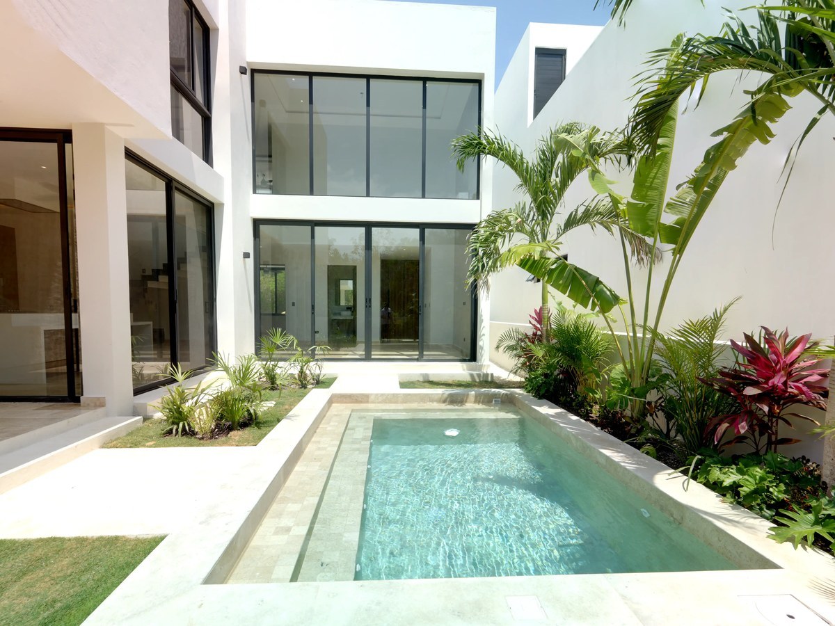 Puma villa courtyard with pool and tropical garden
